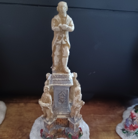 Windham heights Cobble Cornerstone snowy statue in the middle of the village - Picture 1 of 2